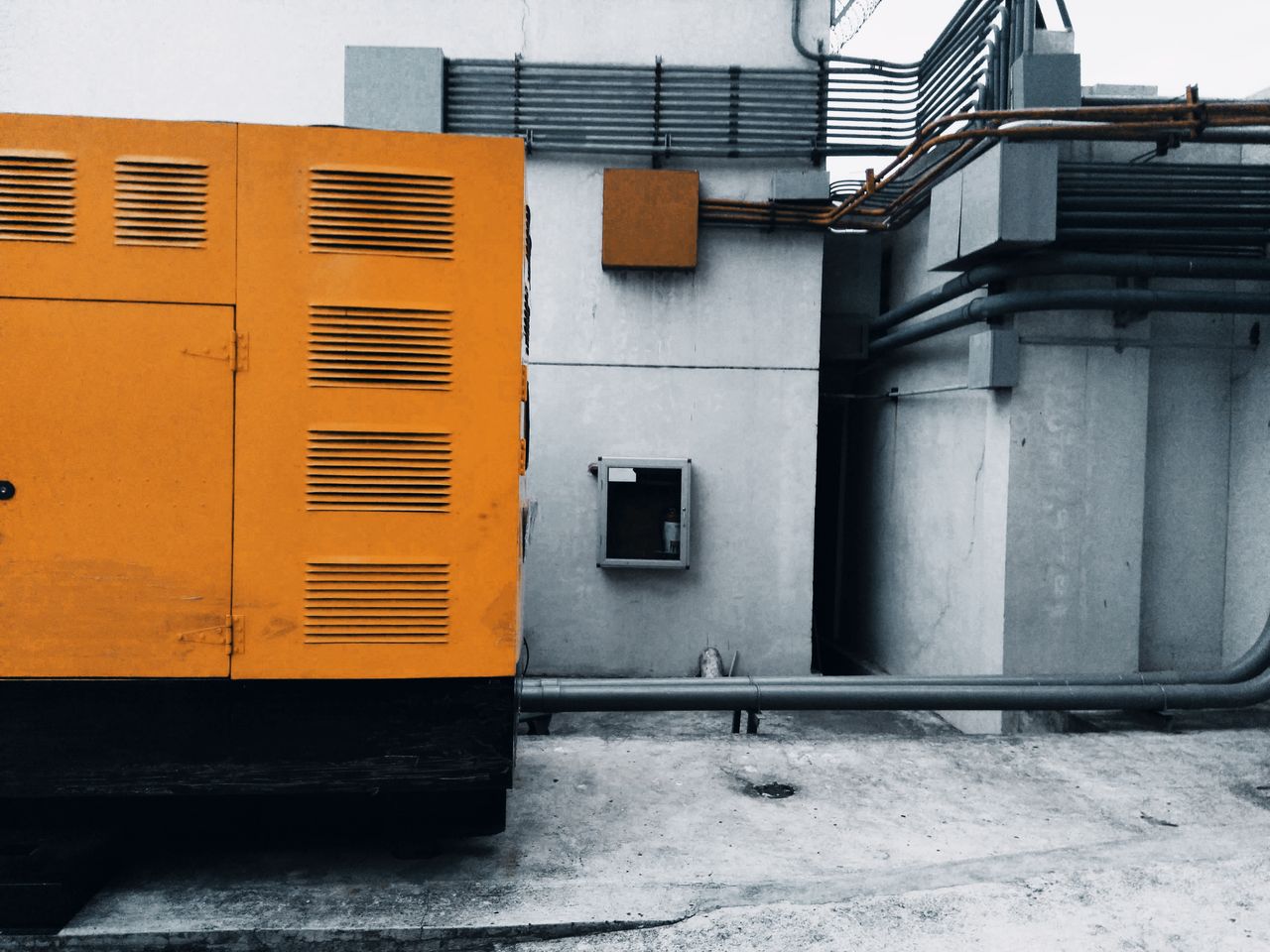 gambar genset di luar ruangan